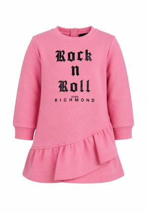 Vestito rosa a maniche lunghe per bambino con orlo arricciato e testo nero "Rock n Roll John Richmond" davanti.