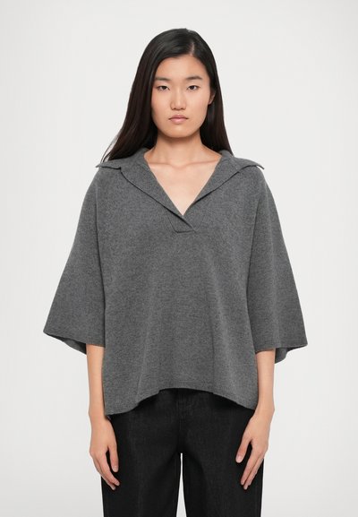 Poncho gris en tricot avec un col en V et un large col, doté de manches à la longueur des coudes et d'une silhouette ample. Texture douce et coupe décontractée.