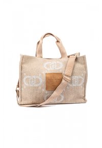 Sac cabas beige en tissu texturé avec un patch logo en cuir. Il est doté de poignées courtes et d'une bandoulière ajustable, ornée de détails légers de branding.