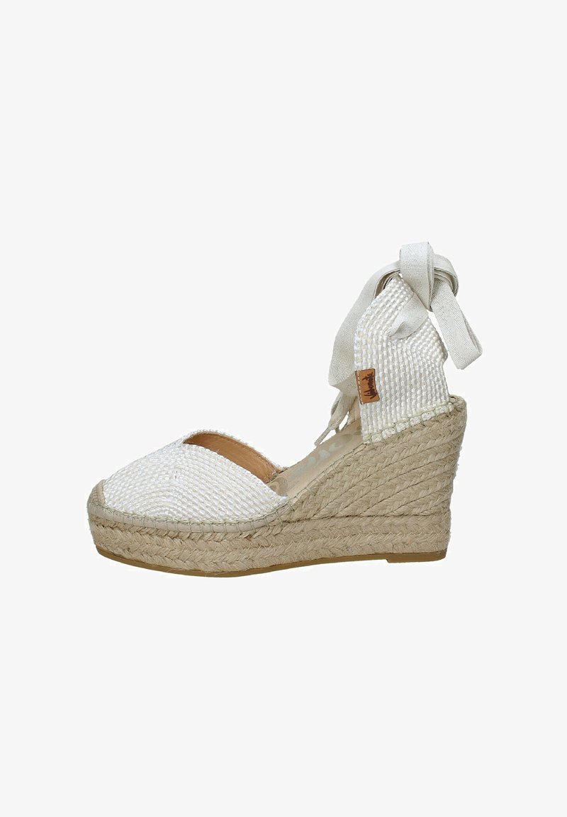 Sandalo con tacco wedge in espadrilles intrecciate bianche, con una parte superiore testurizzata, design con punta aperta e una cinghia alla caviglia in tessuto annodata. Base in juta.