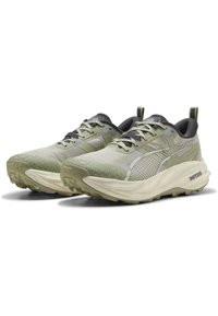 Zapatillas de running verdes con una parte superior de malla texturizada, acentos grises y una suela acolchada. Presentan un logo prominente y cordones para un ajuste seguro.