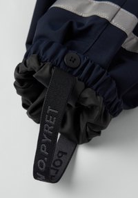 Donkerblauwe stof met een gefronste manchette met een zwarte knoop. Inclusief een gestructureerde zwarte band met "PYRET" erin geweven. Zilveren streepdetail.