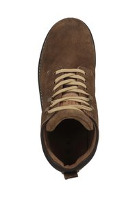 Botín de ante marrón con cordones beige, punta redondeada y cuello acolchado. Presenta una suela de goma oscura en contraste y un logo grabado en la plantilla.