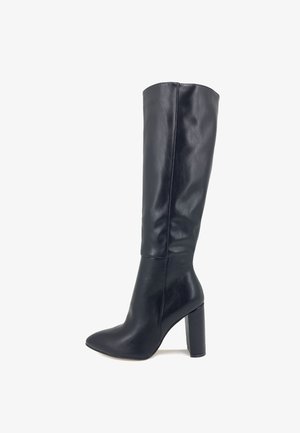 Stivale in pelle nero al ginocchio con punta appuntita e tacco alto a blocco, mostrato di profilo su sfondo bianco.
