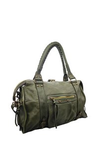 Sac à main en cuir vert avec des accessoires en laiton, des poches zippées et des détails en tressage sur la poignée. Présente une surface texturée et des coutures contrastées.