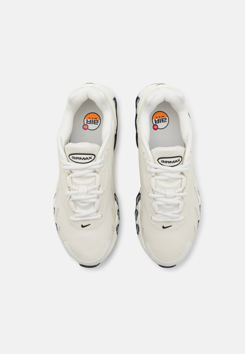 Weiße Nike Air Max Sneakers mit abgerundetem Zehenbereich, texturiertem Obermaterial, Schnürverschluss und schwarzen Akzenten an der Sohle und an der Seite.