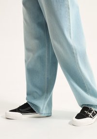 Vans CINCHED CHECK 5  - Jeans Straight Leg - light stonewash