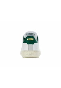 Sneakers K-Swiss bianchi con un accent verde sul tallone, suola in gomma testurizzata, logo dorato e parte superiore in pelle liscia con dettagli cuciti.