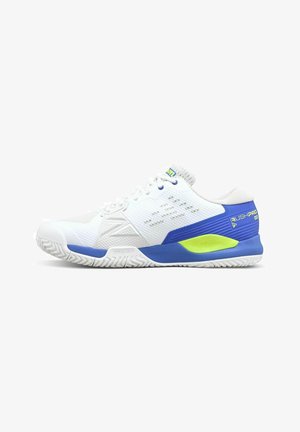 Zapatilla deportiva blanca con parte superior de malla, acentos en azul y amarillo neón, suela texturizada y puntera reforzada. Presenta el logo en la lengüeta y en el lado.