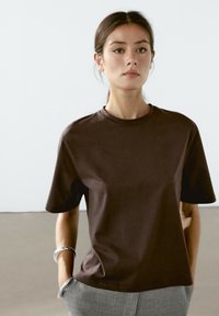 Massimo Dutti - SHORT SLEEVE WITH STITCHING DETAIL - Basic T-shirt - dark brown Thumbnail Image 1