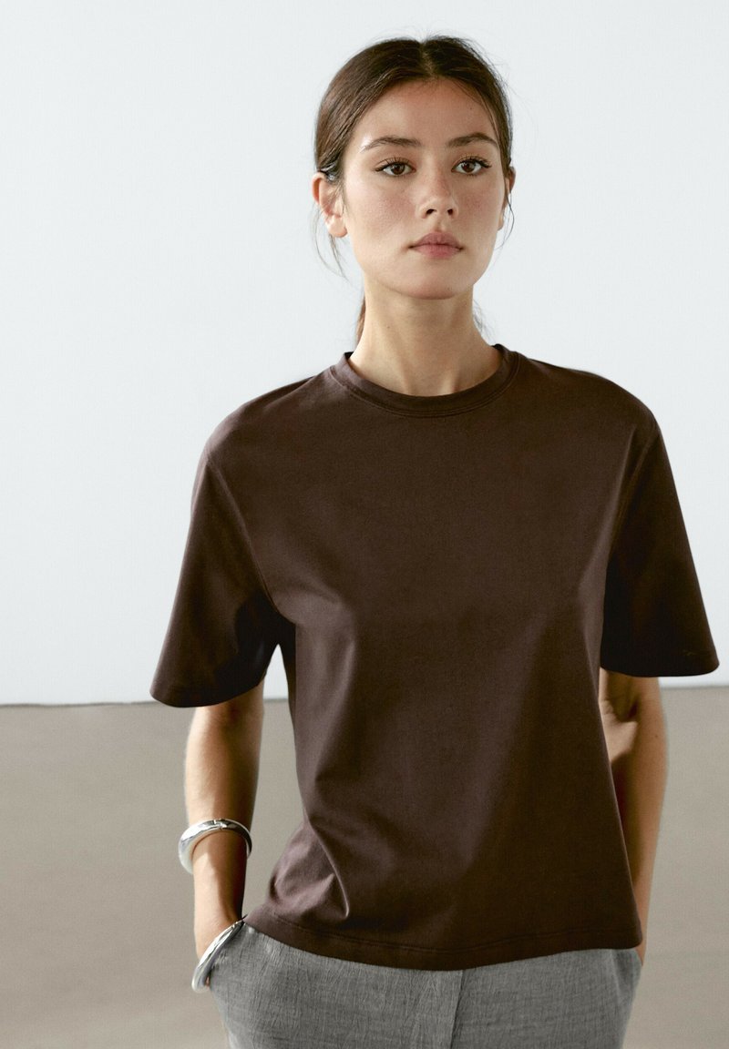 Massimo Dutti - SHORT SLEEVE WITH STITCHING DETAIL - Basic T-shirt - dark brown, Enlarge