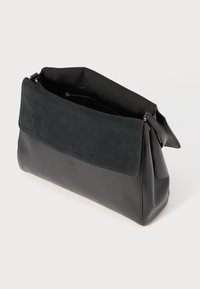 Borsa in pelle nera con una patta in camoscio scuro, caratterizzata da un'ampia apertura e da un compartimento con zip all'interno. Texture liscia e design moderno.