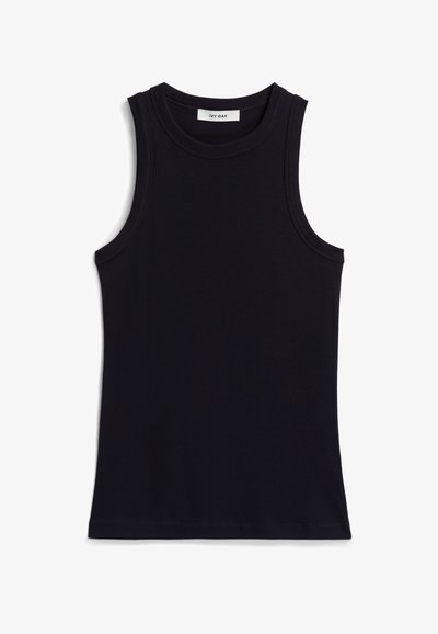 Juodas be rankovių marškinėliai su raukšlėta tekstūra, apvaliu iškirpimu ir įprastu siluetu. Etiketėje užrašyta "IVY OAK." Nėra jokių papildomų raštų ar akcentų.