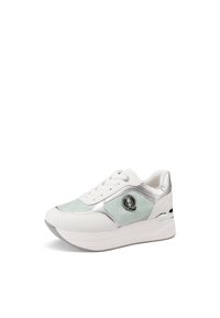 Sneaker bianca con lato a fantasia verde menta, dettagli in argento e materiale testurizzato. Presenta una punta arrotondata e una suola platform.