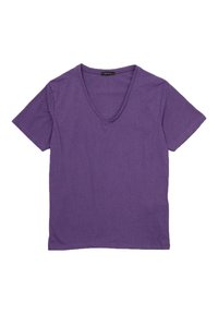 T-shirt violette à col en V fabriquée en tissu doux, avec des manches courtes et une coupe décontractée. La texture semble lisse et légère.