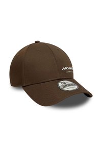 Brączowa regulowana czapka baseballowa McLaren Formula 1 z przeszytymi panelami i zakrzywionym daszkiem, przedstawiona na białym tle.