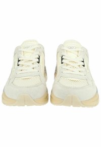 Hellebeige Sneaker aus einer Mischung aus Wildleder und Mesh-Materialien, mit einer strukturierten Zehenpartie, Schnürverschluss und einer klobigen, hellen Außensohle.