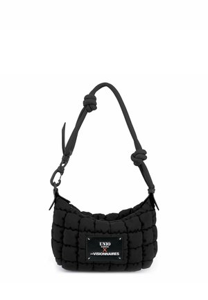 Borsa a tracolla nera trapuntata con tracolla annodata e toppa frontale con la scritta "UNIO x LES VISIONNAIRES" su sfondo bianco.