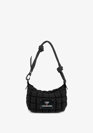 Schwarze gesteppte Umhängetasche mit geknotetem Träger und einem vorderen Patch mit der Aufschrift "UNIO x LES VISIONNAIRES" auf weißem Hintergrund.