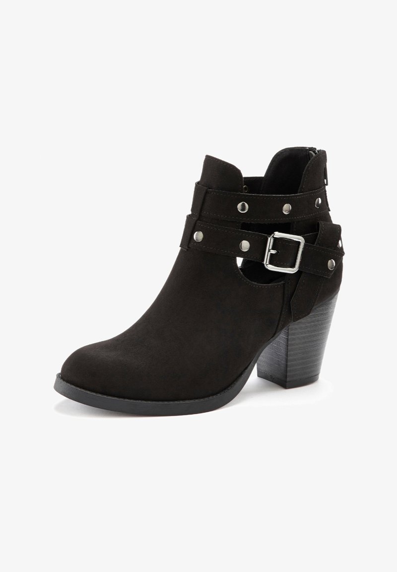 Bottine noire en daim avec accents de clous métalliques, doubles sangles à boucle, bout rond et talon empilé. Texture lisse et design épuré.