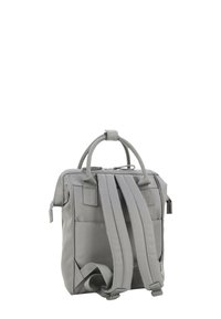 Zaino grigio realizzato in tessuto resistente, dotato di manici doppi, spallacci regolabili e un compartimento principale con zip per un storage sicuro.