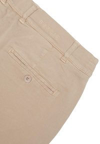 Khaki spodnie z wyszytym logo "BORGIO" na pasie, z zapięciem na guzik i jedną tylną kieszenią. Gładki materiał bawełniany.