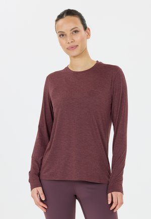 Langarm bordeauxkleurig sportshirt van lichtgewicht stof, met een ronde halslijn en een subtiel logo op de borst. Glad textuur.