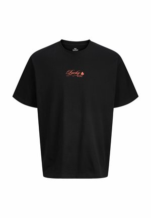 Melnas kokvilnas T-krekls ar īsām piedurknēm, ar sarkanu drukātu dizainu, kas lasāms "Lucky You" ar lapu akcentu. Apaļš kakla izgriezums.
