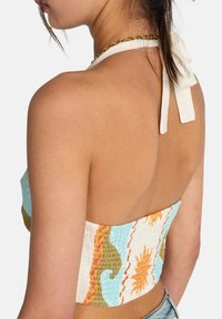 Πολύχρωμο τοπ με halter λαιμόκοψη και εφαρμοστή, σφηκοφωλιασμένη σχεδίαση. Διαθέτει σχέδια σε μπλε, πορτοκαλί και πράσινο. Δένει στο λαιμό με λευκό λουράκι.