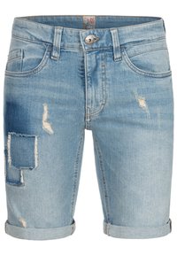 Pantaloni scurți din denim albastru deschis, cu pete destrămate, detalii uzate și tivuri rulate. Dispune de buzunare standard și închidere cu nasture metalic.