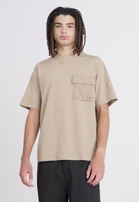 BOSS POCKET - Jednoduché tričko - open brown