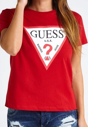 Czerwona bawełniana koszulka z trójkątną grafiką z napisem "GUESS U.S.A." i znakiem zapytania na białym tle.