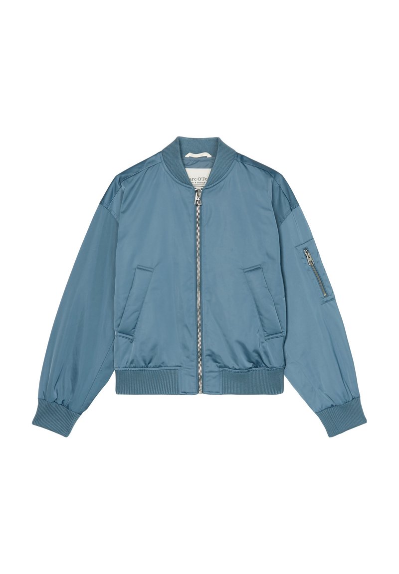 Jasnoniebieska kurtka bomberka wykonana z gładkiego materiału, z zamkiem błyskawicznym z przodu, prążkowanymi mankietami, dwiema bocznymi kieszeniami oraz jedną kieszenią na rękawie z suwakiem.