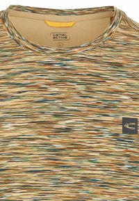 Koszula z krótkim rękawem o strukturalnym, wielokolorowym wzorze w odcieniach beżu, brązu i zieleni; zawiera małe logo na lewej piersi.