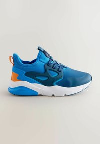 Zapato deportivo azul con parte superior sintética lisa, lengüeta del talón naranja contrastante, cordones texturizados y un cuello acolchado; suela blanca y azul.