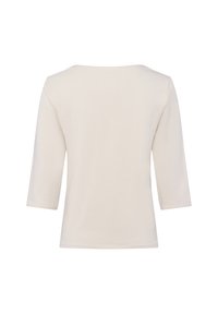 Lekka bluzka z rękawem trzyczwartowym w kolorze off-white, wykonana z bawełny. Posiada szeroki dekolt oraz gładką, jednolitą fakturę bez dodatkowych detali.