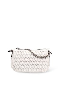 Sac à main blanc tissé avec une forme courbée, doté d'une bandoulière en chaîne argentée et d'une texture lisse. Fermeture éclair en haut et aucun ornement supplémentaire.