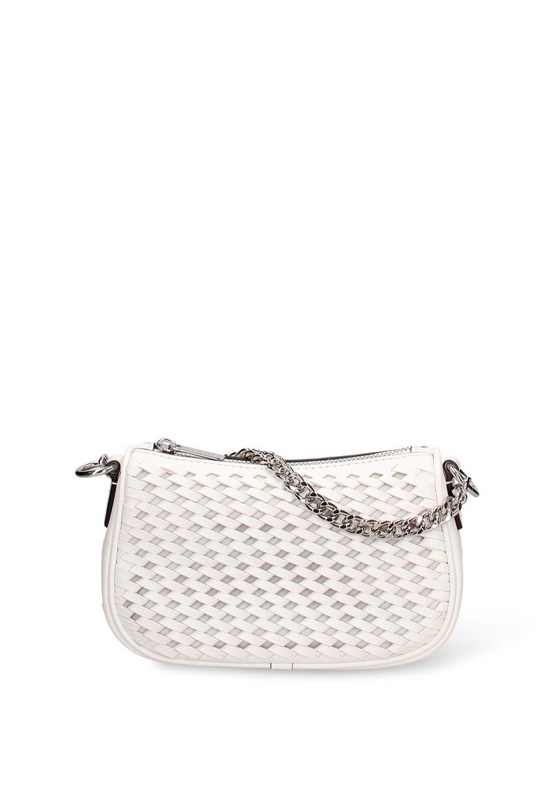 Sac à main blanc tissé avec une forme courbée, doté d'une bandoulière en chaîne argentée et d'une texture lisse. Fermeture éclair en haut et aucun ornement supplémentaire.