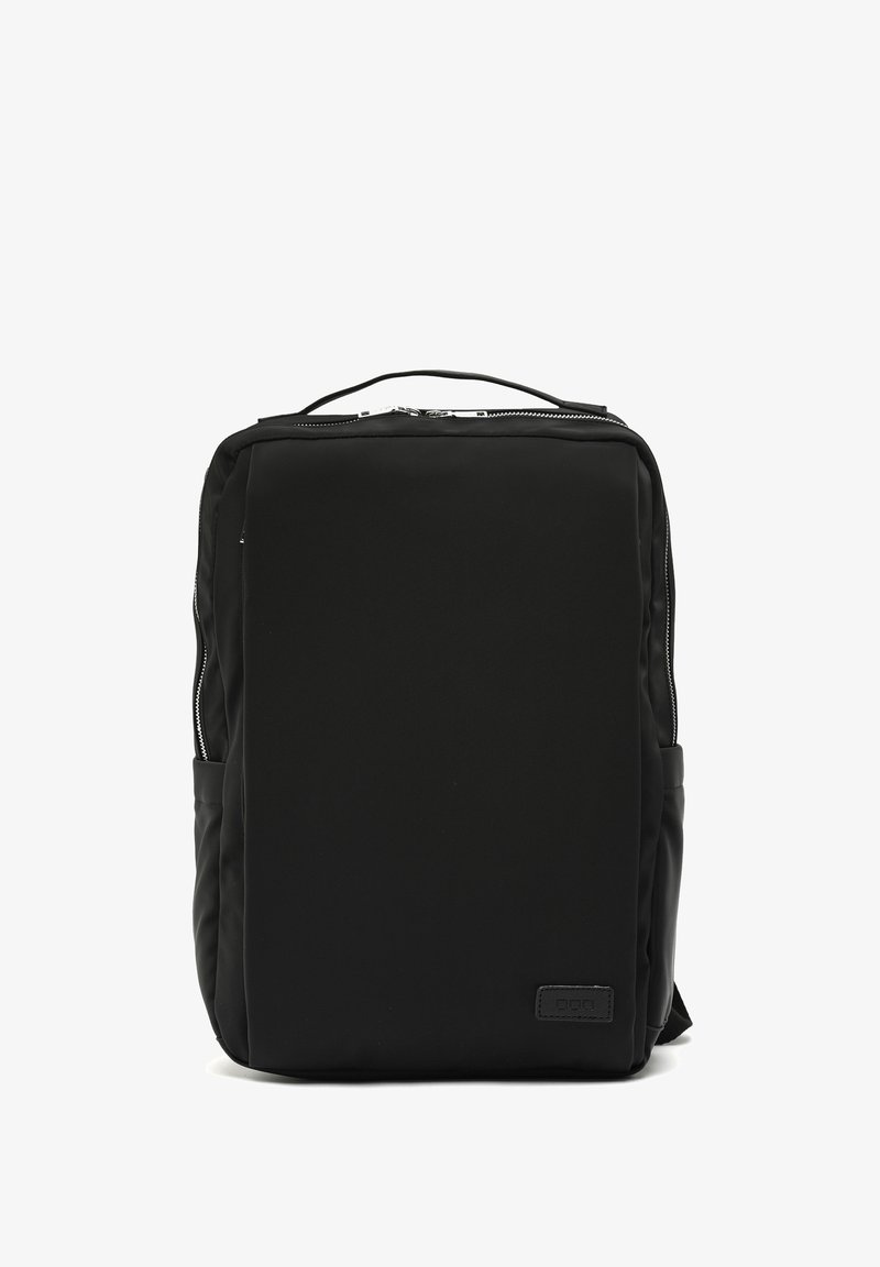 Must mustkott musta riietega, sileda tekstuuriga, ristkülikukujuline, esine lukuga, küljetasku ja diskreetne logo silt.