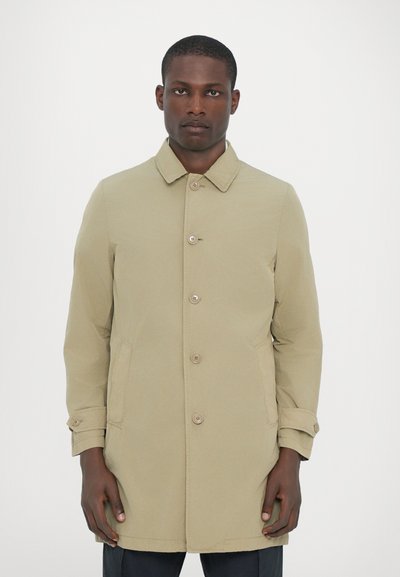 Cappotto khaki chiaro con colletto, chiusura frontale con bottoni, due tasche laterali e polsini con bottoni. Tessuto liscio, design di lunghezza media.