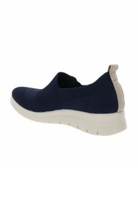 Scarpa slip-on blu navy con tomaia testurizzata, apertura elasticizzata e suola in gomma bianca con un sottile dettaglio sulla linguetta del tallone.