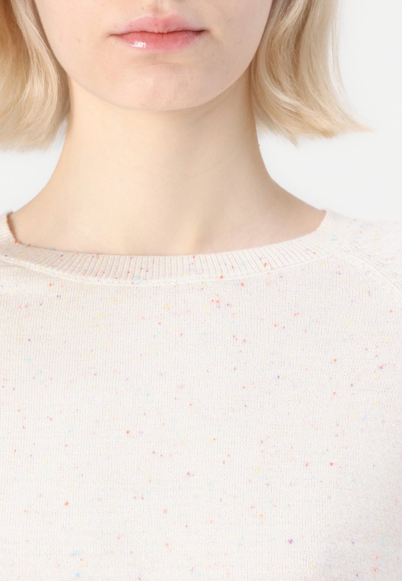 Cremfarbener Pullover mit strukturiertem Strick und bunten Sprenkeln. Er hat einen gerippten Halsausschnitt und ein lässiges Design.