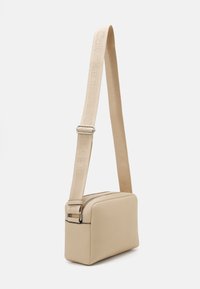 Calvin Klein Jeans ULTRALIGHT CAMERA BAG - Τσάντα χιαστί - porcelain sand