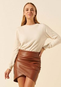 BENOA LAURETTE - Minijupe - brun camel