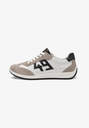 Weißer und grauer Sneaker mit schwarzen Akzenten, Schnürung vorne und großem schwarzem "49"-Motiv an der Seite.