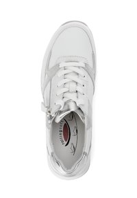 Weiße Sneaker mit glattem Leder und Wildlederakzenten, runder Spitze, Schnürverschluss und einem Reißverschluss an der Seite für einfachen Zugang.