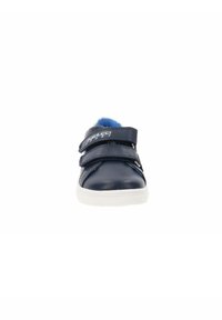 Scarpe sintetiche blu navy con due cinturini regolabili in Velcro e suola in gomma bianca, con tacco testurizzato e dettaglio del logo.