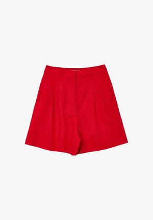Rote Leinen-Shorts mit einem gefalteten Design, flachem Bund, vier Taschen und einer lockeren Passform. Glatte Textur und lebendige Farbe.