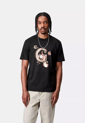 Camiseta de algodón negra con un diseño abstracto brillante en tonos dorados y rojos. Manga corta, cuello redondo, textura suave. Corte casual.