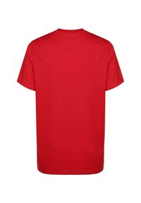 Rode katoenen T-shirt, korte mouwen, ronde hals, gladde textuur, consistente kleur, rechte zoom, geen afbeeldingen of versieringen.